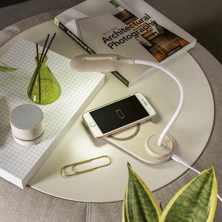 Luminária de mesa com carregador wireless personalizada