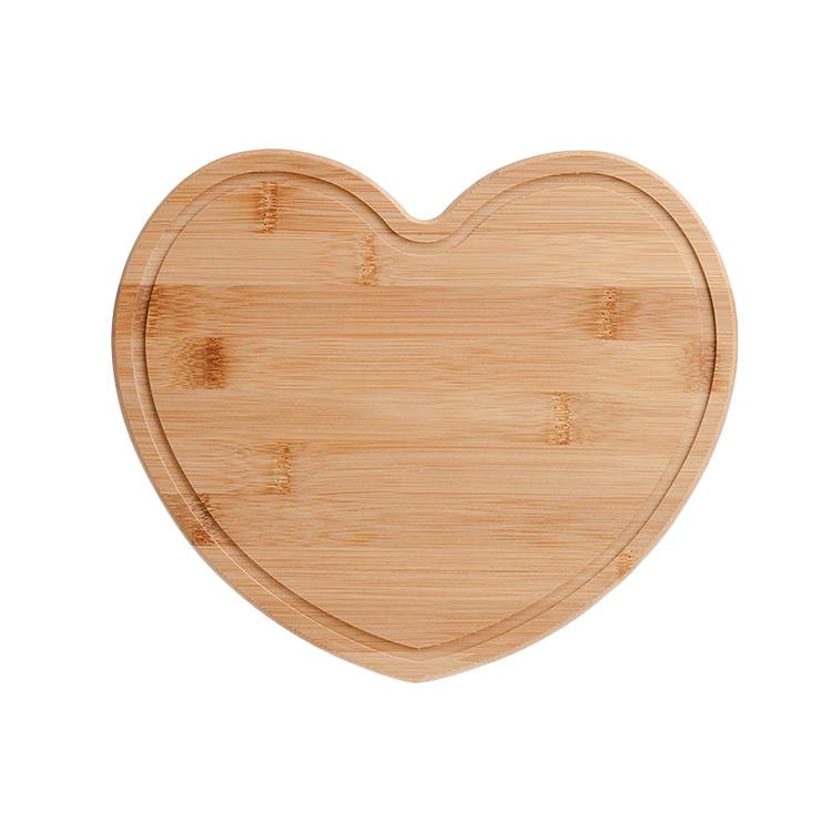 Tábua de bambu formato coração personalizada