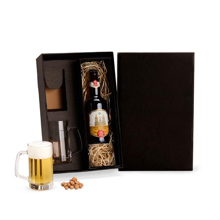 Canecas personalizadas para cerveja e espaço para garrafa