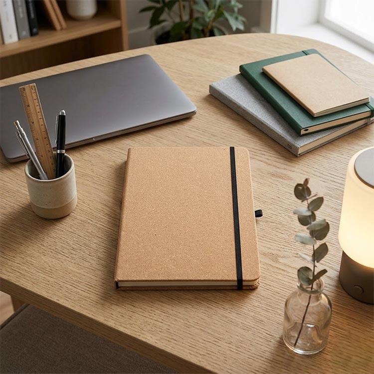 Caderno com suporte de caneta