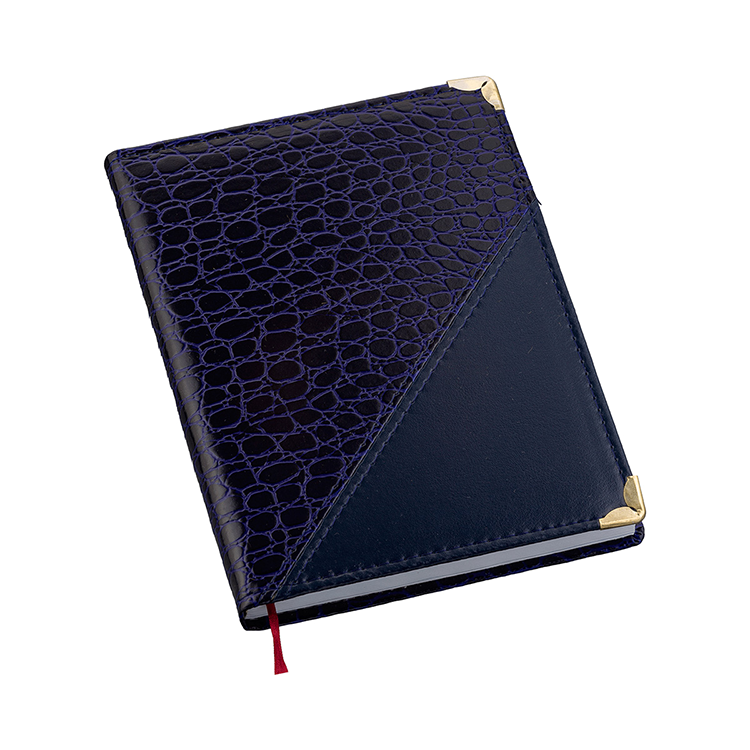 Agenda diária com capa croco com recorte diagonal personalizada